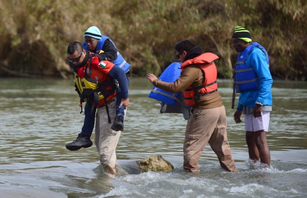 Gobierno de EEUU dice que situación de niños migrantes 'es mejor ahora'