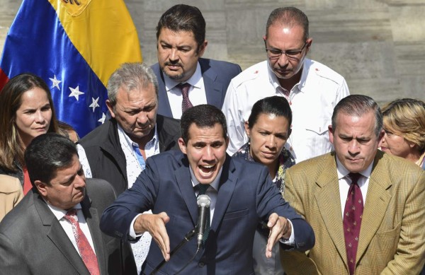 Guaidó eleva el desafío a Maduro con ayuda humanitaria