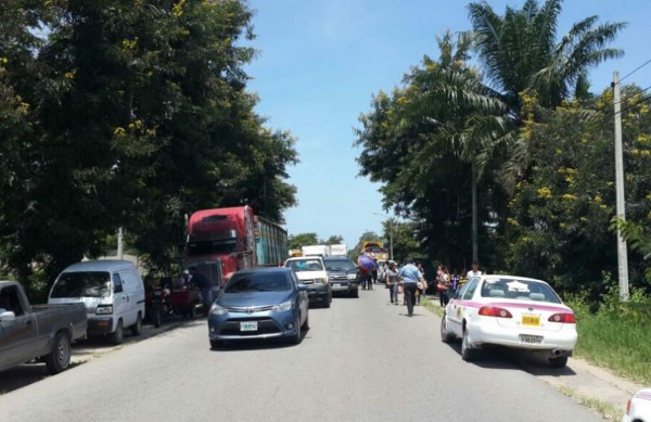 Campesinos se toman la carretera en la entrada a Tocoa