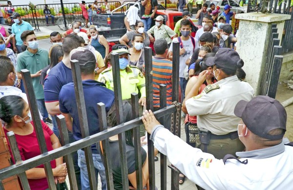 Ciudadanos no respetan medidas de bioseguridad afuera del Registro Nacional de las Personas