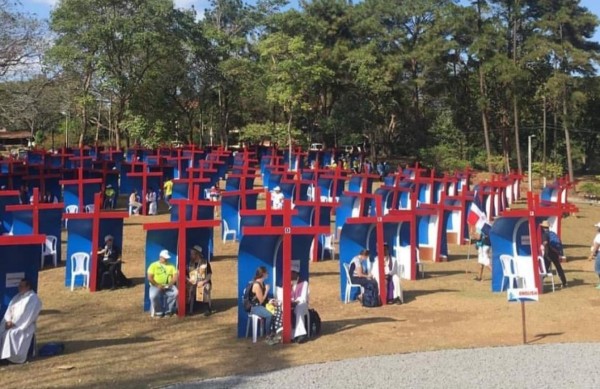 Peregrinos en Panamá buscan perdón en 250 confesionarios hechos por presos