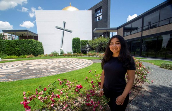 Salvadoreña de 20 años se gradúa con honores y supera la discriminación en EEUU