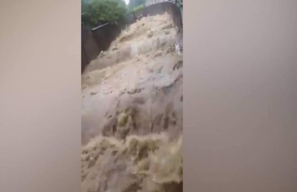 Video: Crecida de quinel en Barrio Cabañas genera pánico por las lluvias