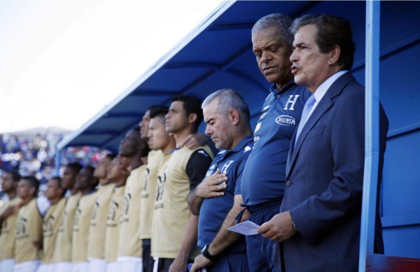 Jorge Luis Pinto se aprende con un papelito el himno de Honduras