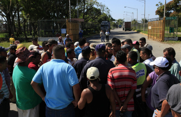 Policía intenta desalojar a transportista en la Empresa Nacional Portuaria