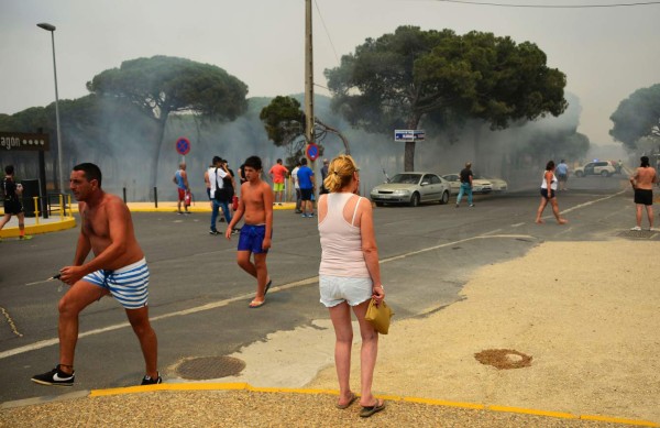 Incendio forestal arrasa bosque y provoca miles de evacuados en España