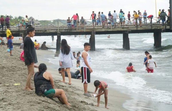 Bañistas llenaron playas de Tela el fin de semana pese al mal clima
