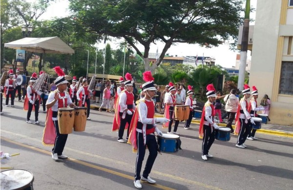 Estudiantes hondureños desfilan en San Pedro Sula en honor a la patria