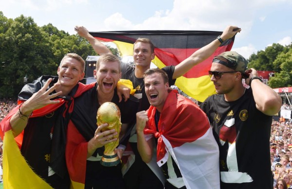 Alemanes dañan la Copa del Mundo durante celebración en Berlín