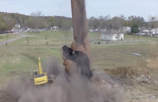 Sobrevive tras caerle chimenea de 158 pies de altura