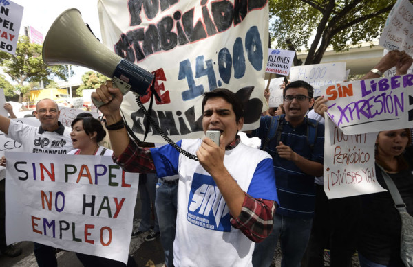 Trabajadores de periódicos de Venezuela exigen dólares para comprar papel