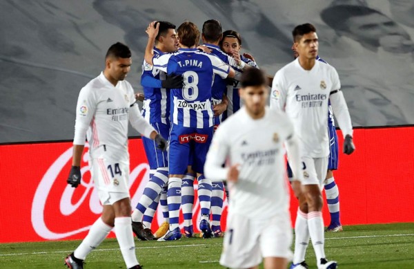 El Real Madrid sumó su tercera derrota en la Liga Española tras caer ante Alavés. Foto EFE
