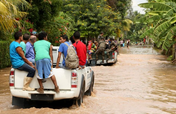 Miembros del Ejército acompañaron a pobladores de San Manuel de regreso a sus casas.