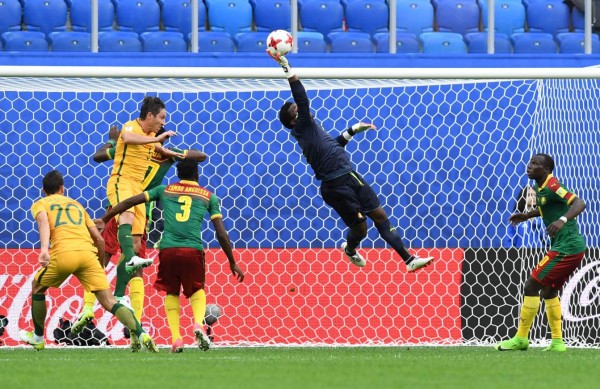 TOPSHOT - Cameroon's goalkeeper Joseph Ondoa jumps for the ball during the 2017 Confederations Cup group B football match between Cameroon and Australia at the Saint Petersburg Stadium on June 22, 2017. / AFP PHOTO / Kirill KUDRYAVTSEV