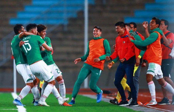 Jugadores mexicanos festejando el gol del mediocampo marcado por Venegas.