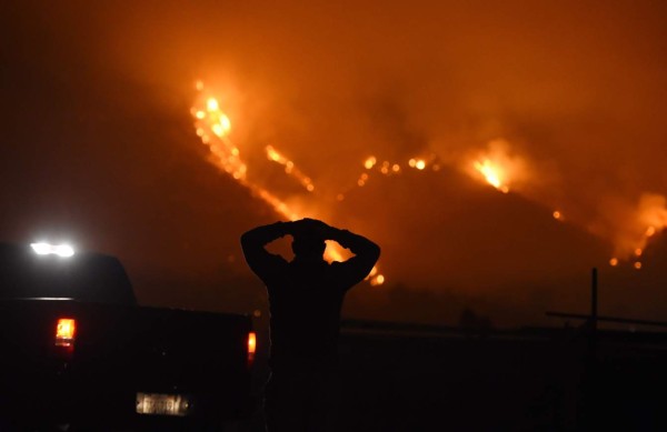 Incendio en California seguirá ardiendo por dos semanas más
