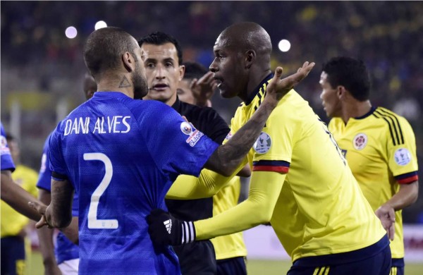 Dani Alves critica duramente al árbitro por expulsar a Neymar