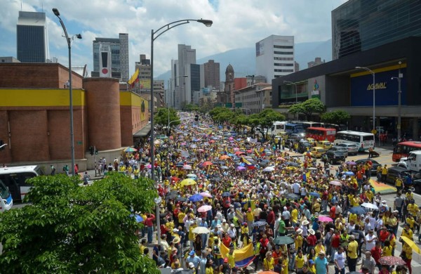 '¡No más Santos!': miles marchan en Colombia liderados por Uribe