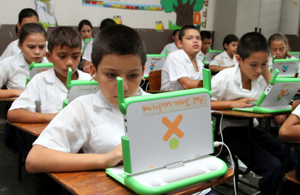 Mejora el rendimiento académico de escolares con acceso a tecnología