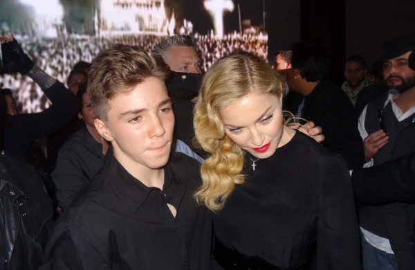 El hijo de Madonna se avergüenza de ciertas fotos de su madre