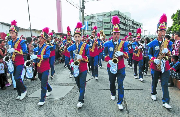 Colegios de Tegucigalpa también rindieron honor a Honduras