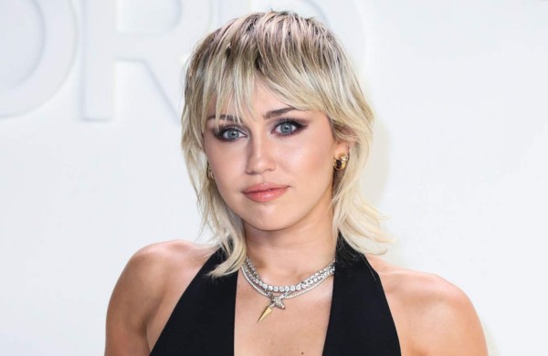 Miley Cyrus habla de sus primeras experiencias en la intimidad