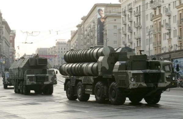 Rusia firma contrato de entrega de misiles S-300 a Irán