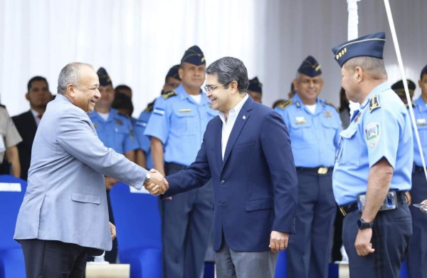 El secretario de Seguridad en Honduras, Julián Pacheco Tinoco junto al presidente del Ejecutivo de Honduras, Juan Orlando Hernández Alvarado, en la inauguración del nuevo laboratorio de criminalística.