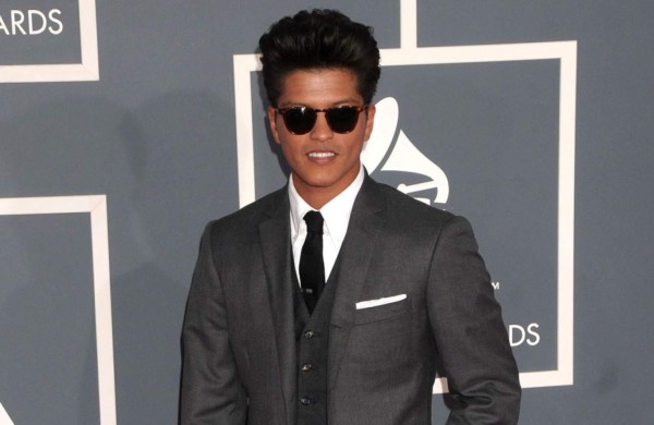 Bruno Mars regala relojes de lujo a sus músicos