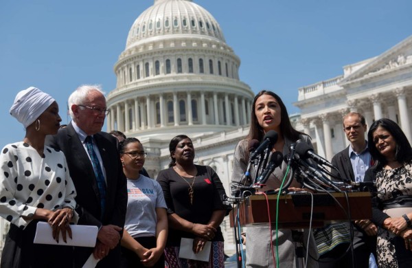 'Los migrantes toman agua del inodoro', denuncia Alexandría Ocasio