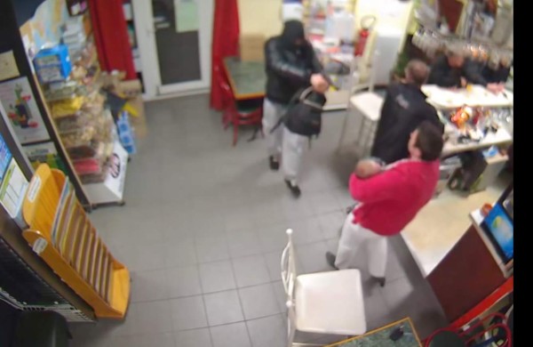 Video: Mujer con bebé en brazos enfrenta a ladrón en tienda e impide asalto