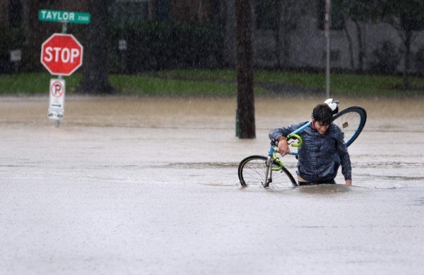 Hondureños sufren furia del huracán Harvey que inunda calles de Houston