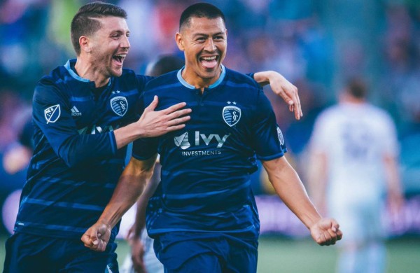 Video: Roger Espinoza anotó curioso gol en la MLS