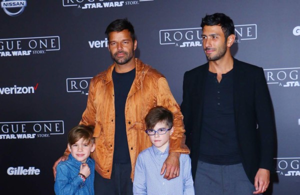 Ricky Martin posa con sus hijos y su pareja
