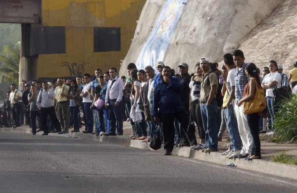 Miles de capitalinos se vieron afectados por el paro de buses y taxis que duró más de ocho horas.