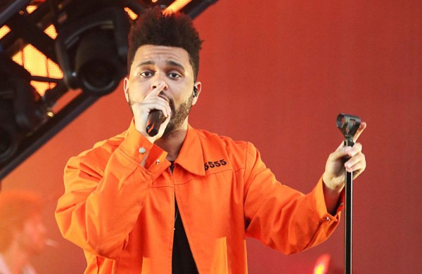 Fan lanza sujetador a The Weeknd y él lo rechaza