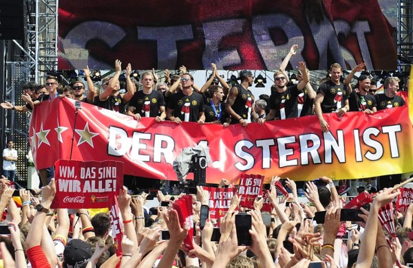 Miles de alemanes celebran la llegada de la Copa del Mundo