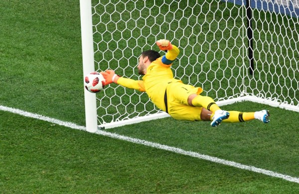 Hugo Lloris evitó empate de Uruguay con un tapadón a Martín Cáceres