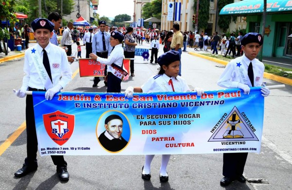 Estudiantes hondureños desfilan en San Pedro Sula en honor a la patria