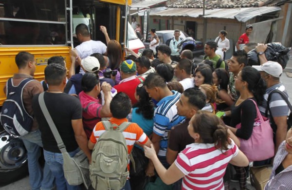 Abarrotadas las terminales de transporte interurbano de Tegucigalpa