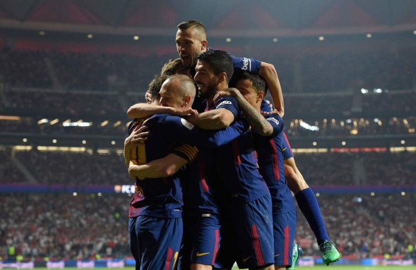 Los jugadores del Barcelona celebrando el gol de Andrés Iniesta contra el Sevilla en la final de la Copa del Rey. Foto AFP