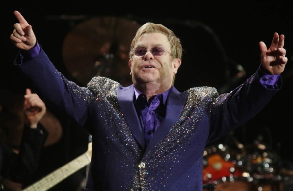 Elton John fue alcohólico por su padre