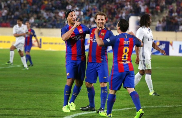 Ronaldinho se luce con tres geniales asistencias y el Barça gana el Clásico de las Leyendas