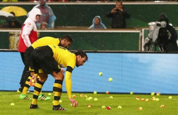 Hinchada del Dortmund protesta lanzando pelotas de tenis