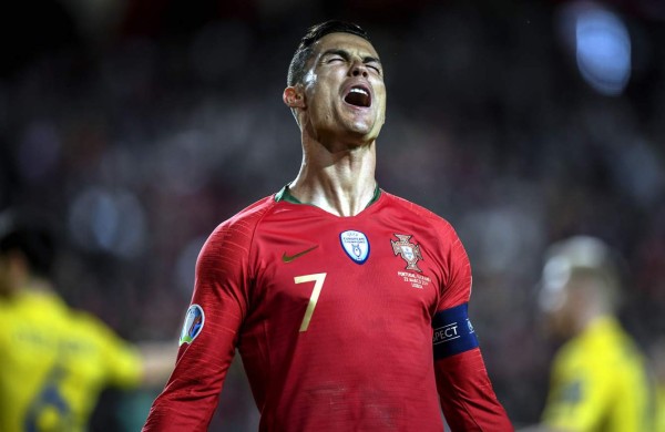 Cristiano Ronaldo se lamenta luego de no poder marcar contra Ucrania. Foto AFP