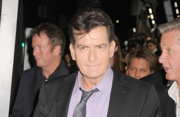 Charlie Sheen atacó a una mujer