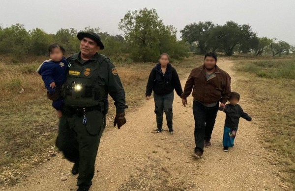 Rescatan a familia hondureña abandonada por coyotes en Texas