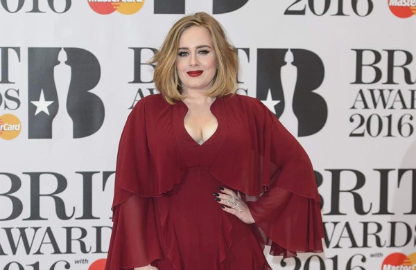 Adele teme acabar 'drogada' en concierto de Rihanna