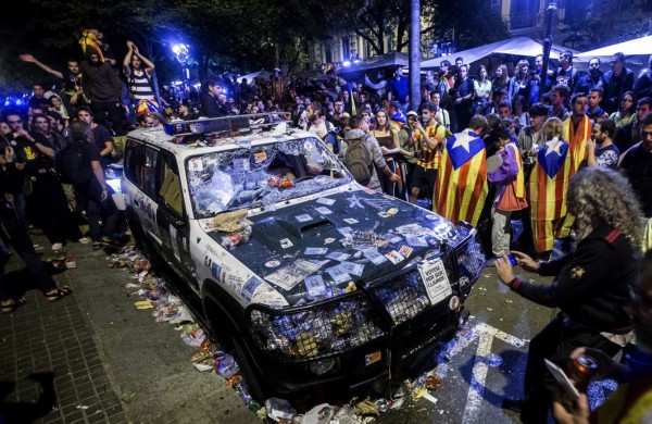 GRA005. BARCELONA, 21/09/2017.- Aspecto de uno de los coches de la Guardia Civil que realizaban un registro con motivo del 1-O en la sede de la consellería de Economía de la Generalitat. Los tres coches de la Guardia Civil que habían quedado a las puertas de la conselleria han quedado destrozados, con las ruedas pinchadas, cristales rotos, pintadas y abollados, e incluso han sido desvalijados porque les han quitado las armas que había dentro, según fuentes policiales cercanas al instituto armado, que han confirmado posteriormente que gracias a la mediación de un político les han sido devueltas. EFE/Quique García