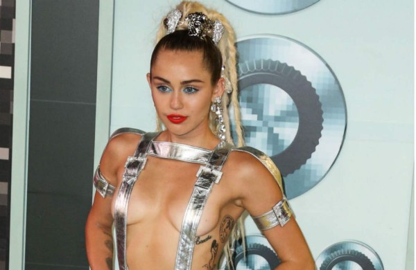 Miley Cyrus planea un concierto desnuda